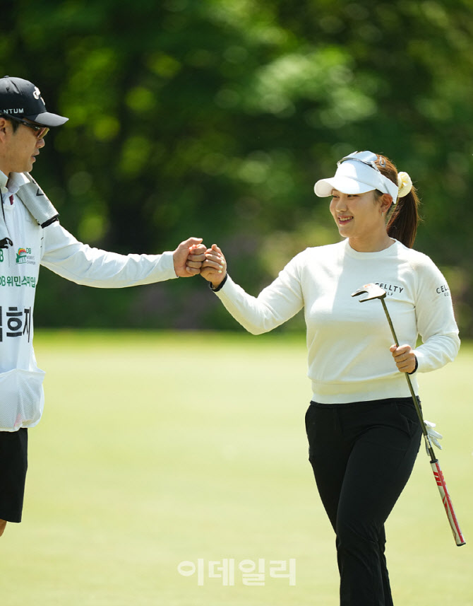 [포토]김희지,첫 홀 기분 좋은 버디 성공