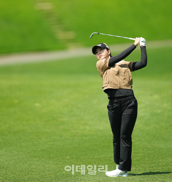 [포토]장은수,첫 홀 핀 하이로 붙인다