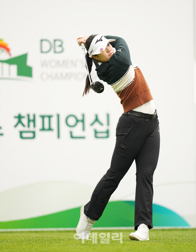[포토]신지우,중앙으로 가는 티샷