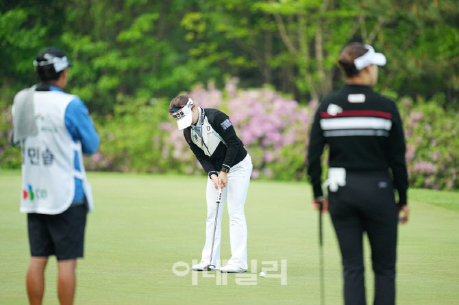 [포토]임진영,첫 홀 버디 들어가라