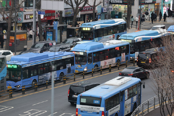 “앉으라 했더니 발길질”…버스기사 때린 60대 결국 실형