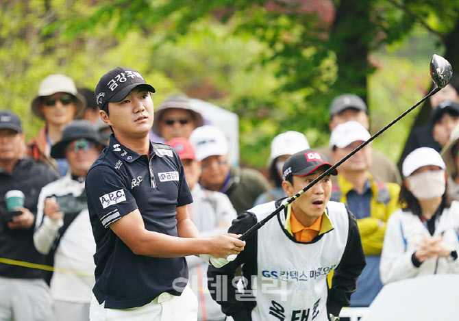 [포토] 타구 바라보는 옥태훈