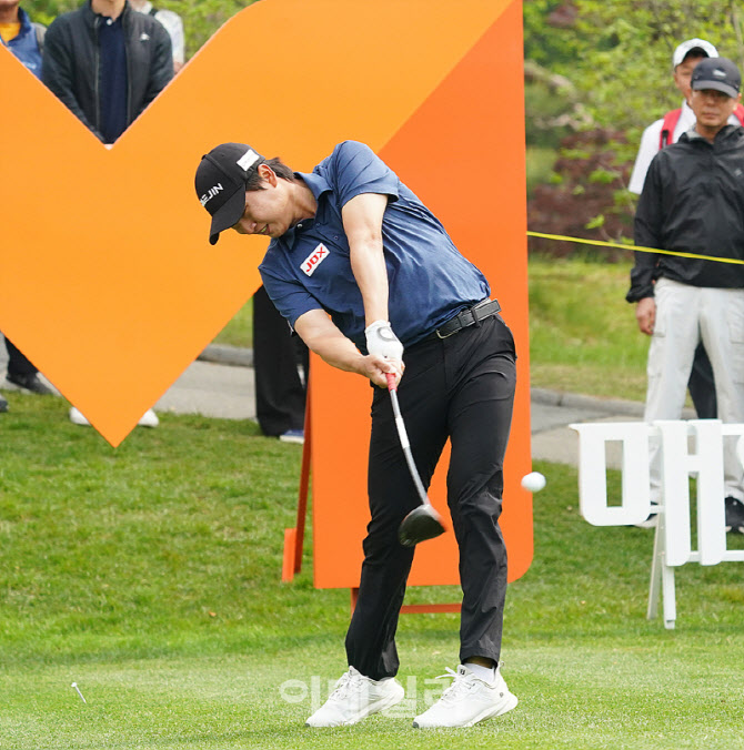 [포토] 왕정훈, 강한 타구를 날린다