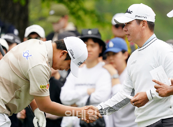 [포토] 장유빈, 꾸벅 인사하는 유교보이