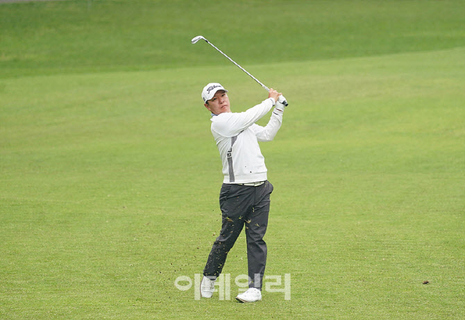 [포토] 조민규, 일단은 그린에 올렸다