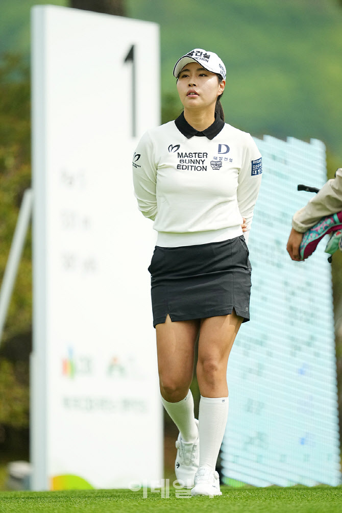 [포토]성유진,여유로운 첫 홀 출발