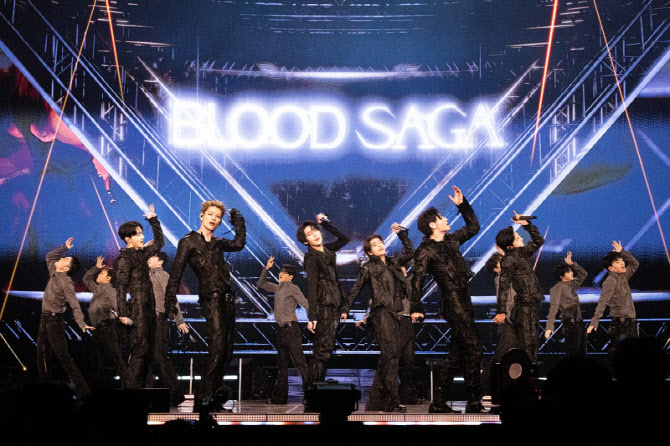엔하이픈, '블러드 사가'로 보여준 서사형 콘서트의 좋은 예[리뷰]