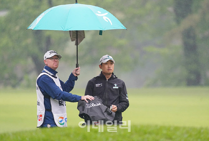 [포토] 박은신, 그린을 바라본다