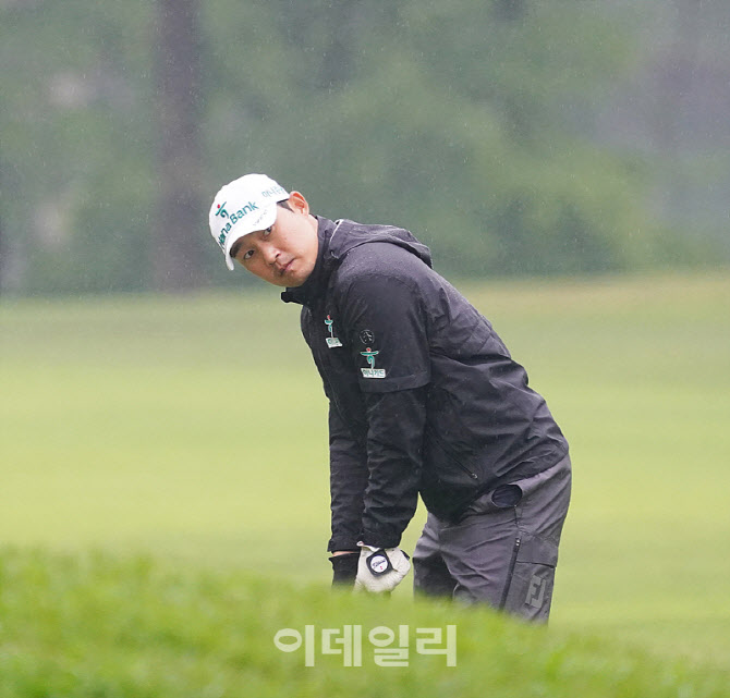 [포토] 박은신, 그린에 올려야 한다
