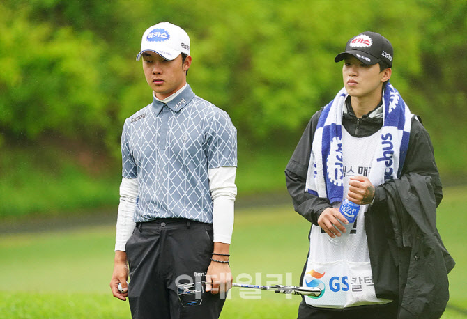 [포토] 송민혁, 찰떡궁합 캐디와 함께