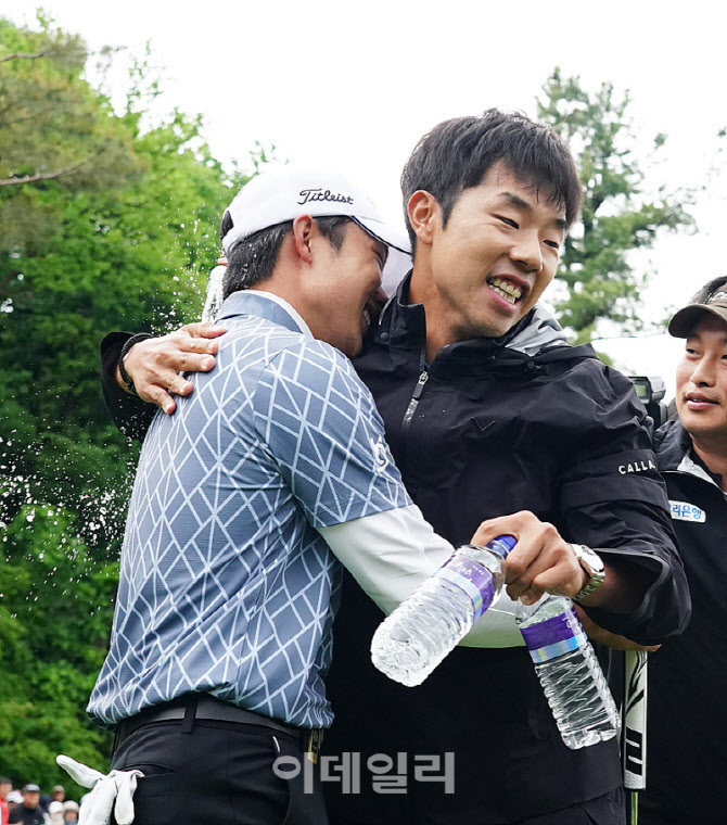 [포토] 송민혁, 스승인 이재혁프로와의 포옹