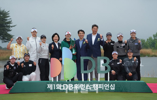 [포토]유현조,우승의 기쁨을 동료들과 함께