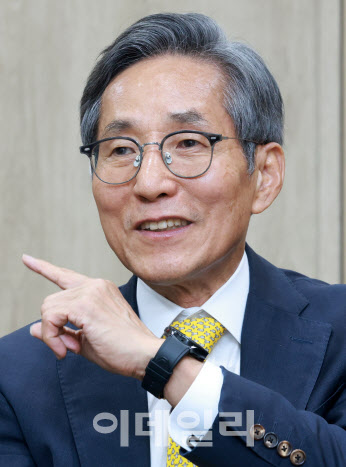 윤종규 전 회장 "KB리딩금융 비결은 직원들 의견 피드백"