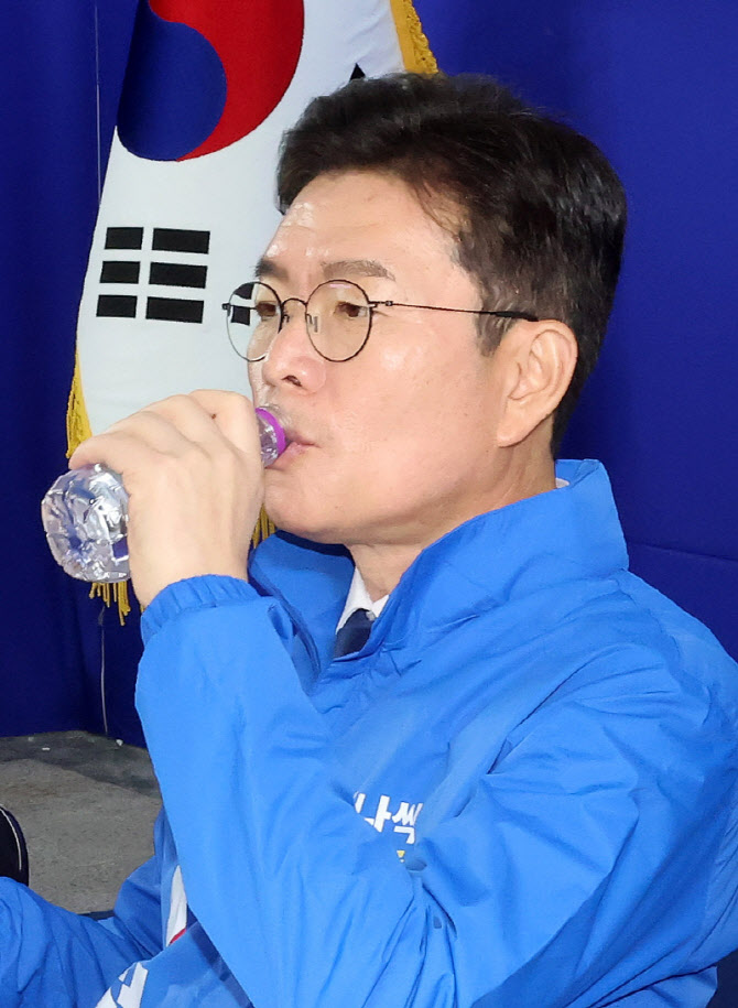 [포토]물 마시는 정원오 더불어민주당 서울시장 후보