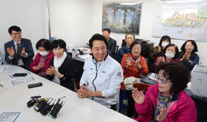[포토]온수역 주민들에게 박수받는 오세훈 서울시장