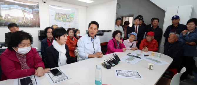 [포토]오세훈 서울시장, 온수역 역세권 활성화사업 현장 간담회