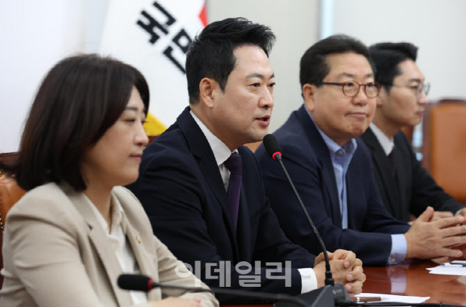 [포토]기자간담회, '답변하는 장동혁 대표'
