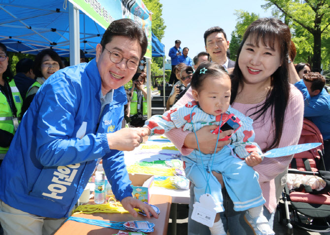 [포토]어린이날 찾아 서울어린이정원 페스티벌 찾은 정원오 서울시장 후보