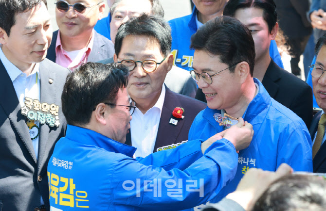 [포토]정원오 시장 후보에게 바람개비 달아주는 정근식 교육감 후보