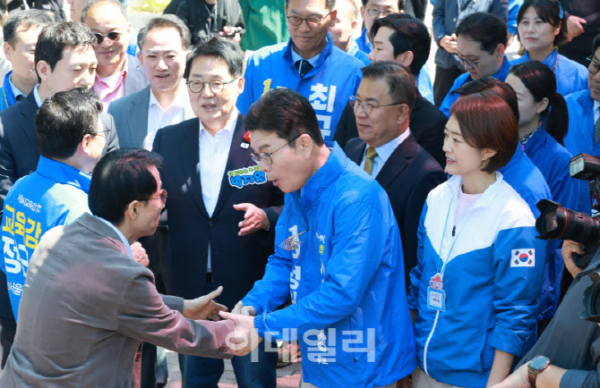 [포토]시민들과 인사 나누는 정원오 시장 후보