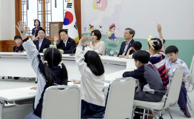 청와대 찾은 어린이들…李대통령 “꿈 키울 수 있는 나라 만들 것”