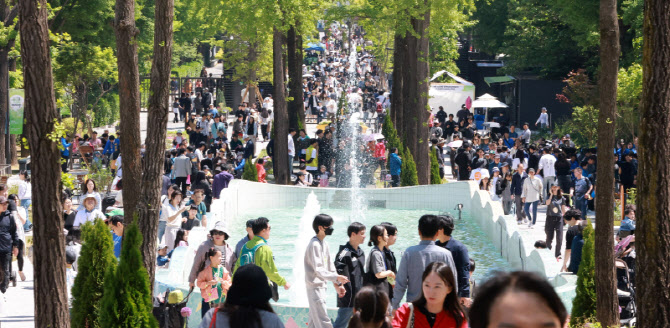 [포토]어린이날 맞아 인산인해 이루는 어린이대공원