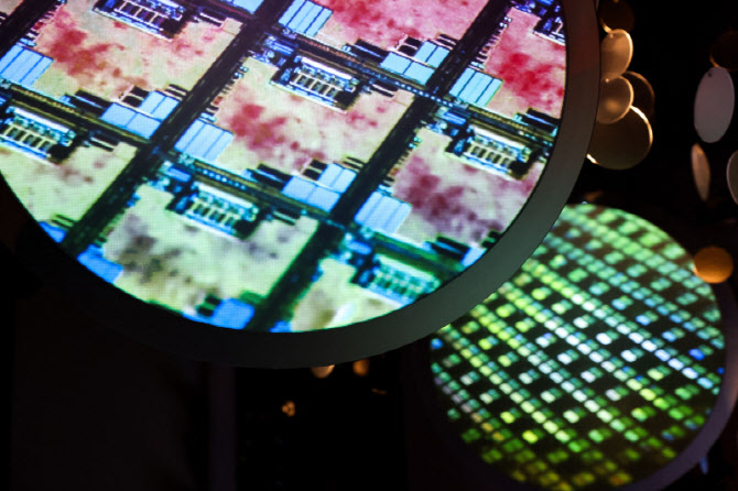 中 맹추격에 日 반도체 소재 빅3, TSMC 옆으로 뭉쳤다