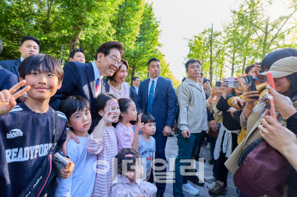 李대통령 부부, 어린이대공원 방문해 '깜짝 소통'