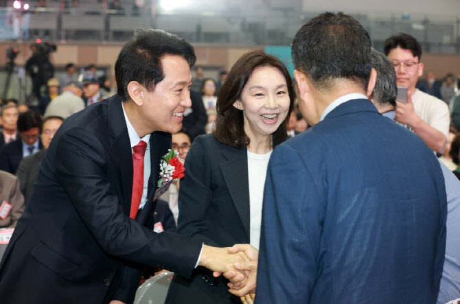 [포토]참석자들과 인사 나누는 오세훈-최호정