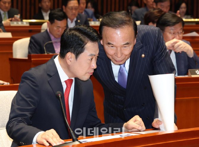 [포토]의원총회, '대화하는 장동혁-박덕흠'