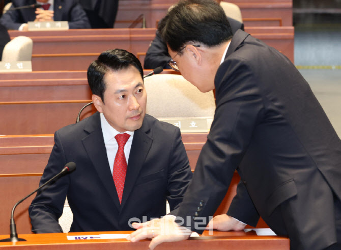 [포토]의원총회, '대화하는 장동혁-송언석'