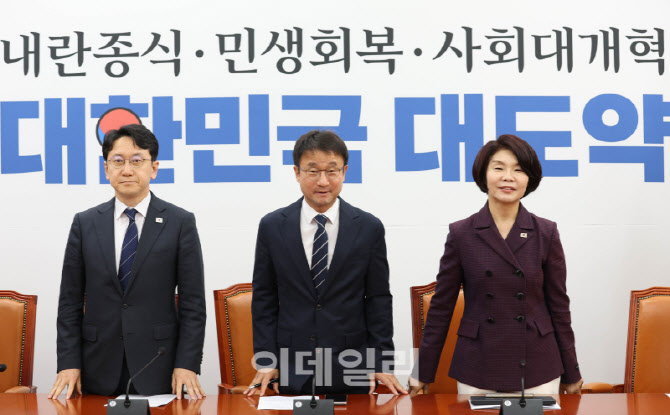 [포토]정책조정회의, '인사하는 천준호-한병도-한정애'