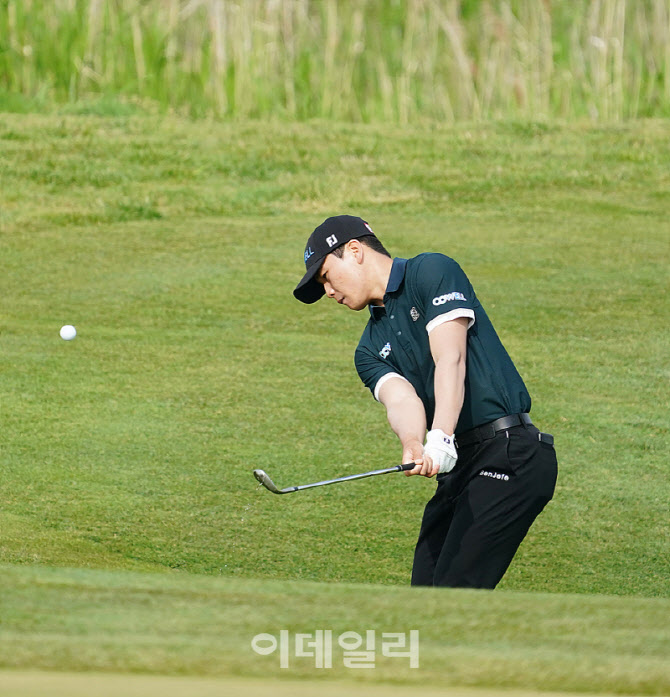 [포토] 양희준, 날카로운 칩핑