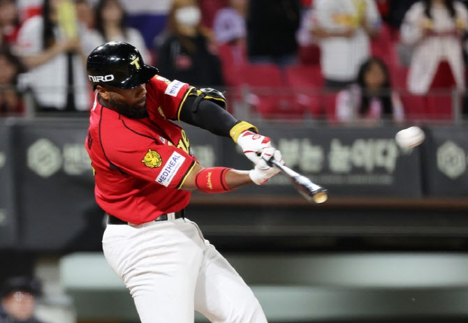 2경기서 벌써 3홈런… KIA 새 외국인타자 아데를린, ‘6주 알바’ 넘어설까