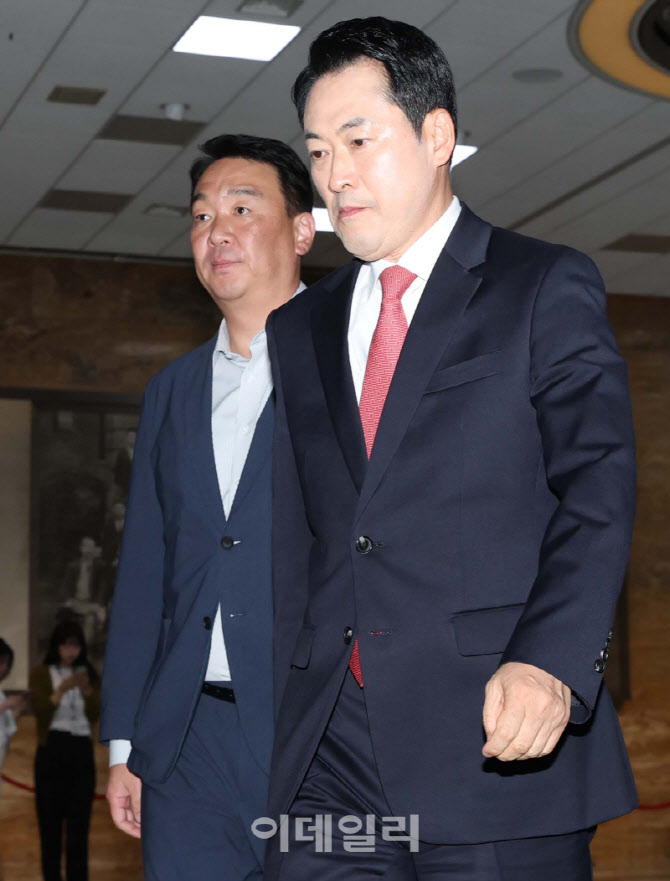 [포토]본회의 앞두고 의원총회 참석하는 장동혁 대표