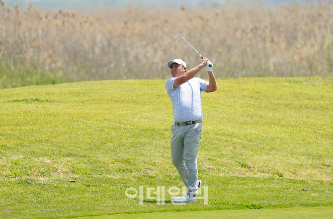 [포토] 타구 방향 살피는 이원준