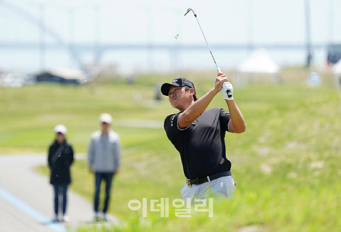 [포토] 이상희, 도로 협찬 받은 볼