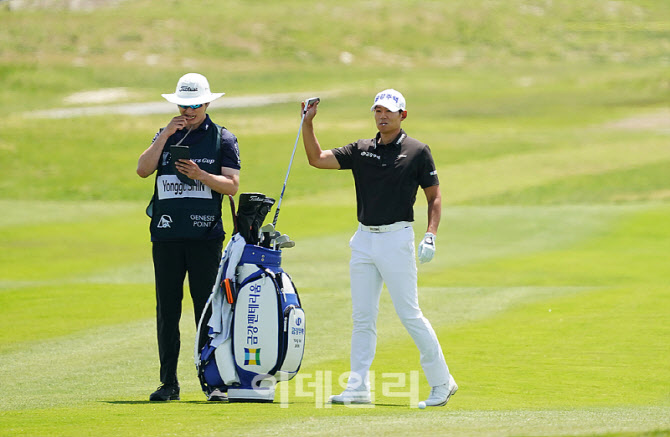 [포토] 신용구, 무기 장착