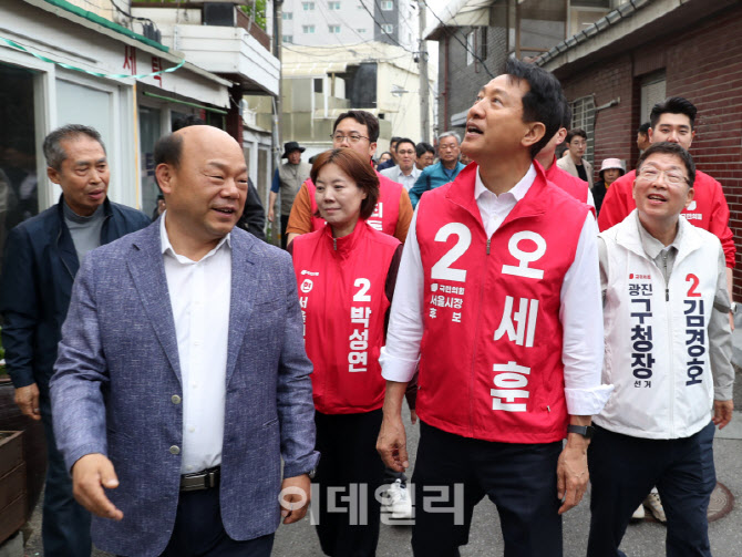 [포토] 주택재개발 현장 살펴보는 오세훈 후보