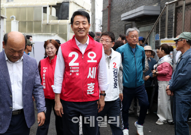 [포토] 주택재개발 현장 찾은 오세훈 서울시장 후보