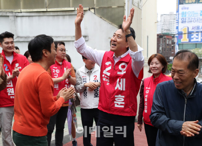 [포토] 주택재개발 주민에게 인사하는 오세훈 후보