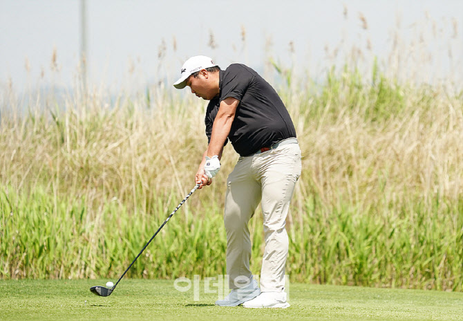 [포토] 김찬우, 파워가 느껴지는 드라이버샷