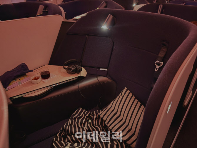 허리, 어깨 압박 없는 곡선형 쉘 좌석…가장 큰 사치는 '잠'이었다 [여행]