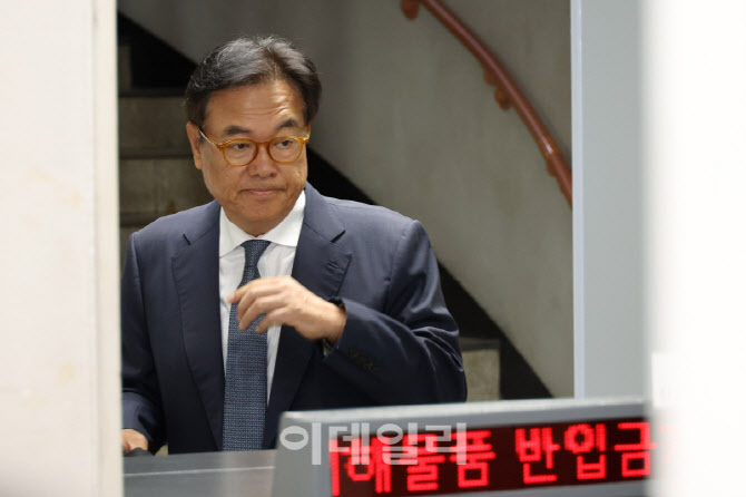 [포토]공판 출석하는 정진석 전 비서실장