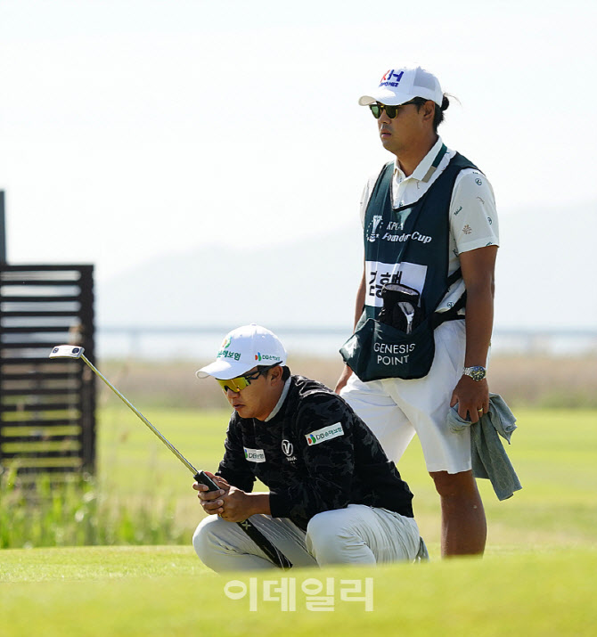 [포토] 김홍택, 캐디와 읽는 버디라인