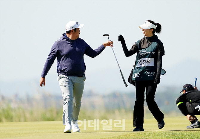 [포토] 김찬우, 버디 성공하며 누나와 하이파이브