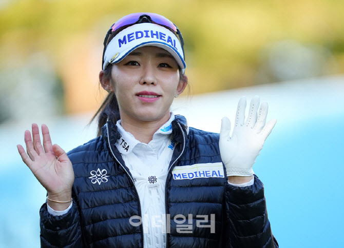 [포토]배소현,첫 조 출발은 차분한 손인사