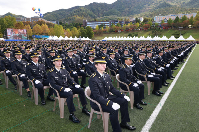 "MMA 링 아닌 시민을 위해"…이색 경력 신임 경찰관들