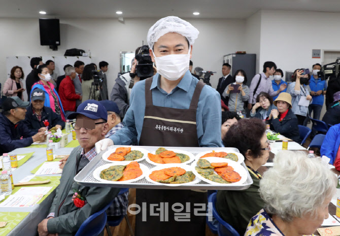 [포토] 배식 봉사하는 장동혁 국민의힘 대표