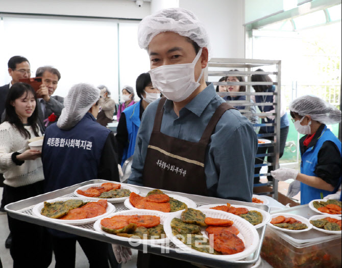 [포토] 어버이날 배식 봉사하는 장동혁 대표